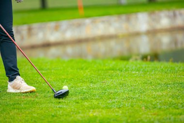 Golfçünün eli konum, düzenleme, yerleştirme, golf sahasında yeşil çimen ile golf topu koymak