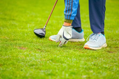 Golfçünün eli konum, düzenleme, yerleştirme, golf sahasında yeşil çimen ile golf topu koymak
