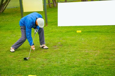 Golfçünün eli konum, düzenleme, yerleştirme, golf sahasında yeşil çimen ile golf topu koymak