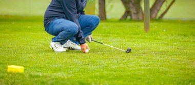 Golfçünün eli konum, düzenleme, yerleştirme, golf sahasında yeşil çimen ile golf topu koymak