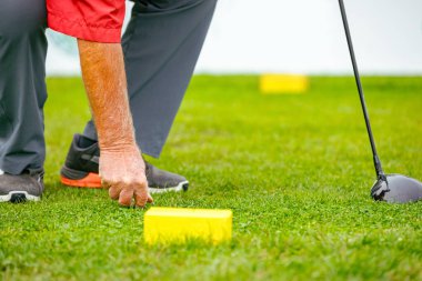 Golfçünün eli konum, düzenleme, yerleştirme, golf sahasında yeşil çimen ile golf topu koymak
