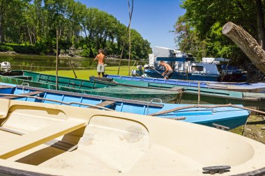 Duckweed ile büyümüş Nehri üzerinde karaya balıkçı tekneleri.