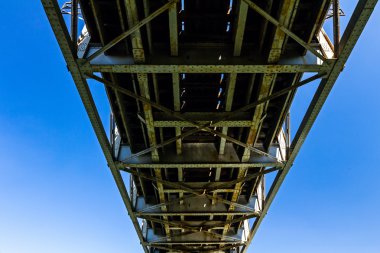 Bir köprünün altında göster.