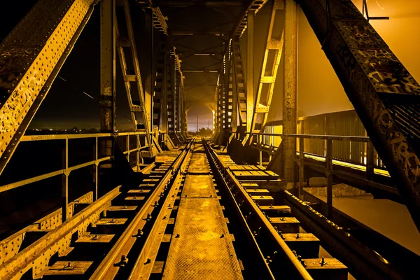 Brug verlicht met lichten bij nacht. — Stockfoto