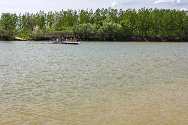 Les gens traversent la rivière en ferry manuel . — Photo