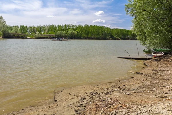 İnsanlar el ile Feribot Tekne Nehri hareket ediyor. — Stok fotoğraf