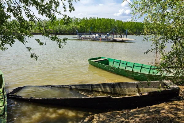 Barco ferry vacío está cruzando el río, barcos de pesca son la playa —  Fotos de Stock