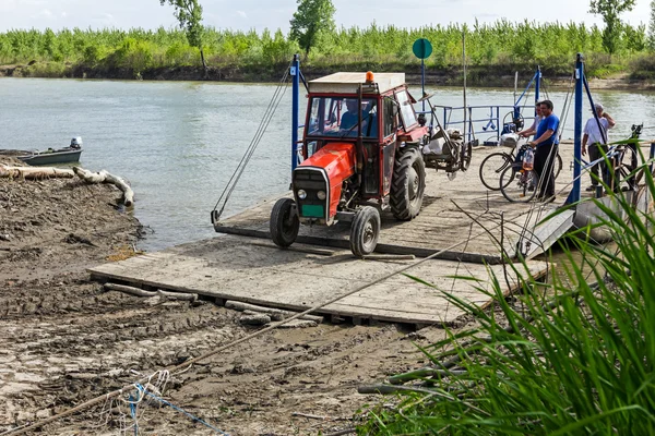 Barco-balsa para o transporte de máquinas agrícolas através do rio — Fotografia de Stock