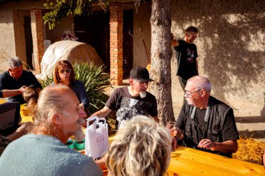 Tarash, Voyvodina, Sırbistan - 02 Kasım 2025: Toplanmış fotoğrafçılar, takılma, grup, fotoğraf kulübünün bir bölümü gibi şarapla konuşuyor ve eğleniyorlar.