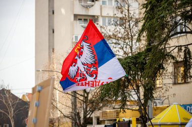 Zrenjanin, Sırbistan - 25 Ocak 2026: Öğrenciler ve vatandaşlar hükümetin yolsuzluk ve rejimini protesto ettiler, trajik bir kazada hayatını kaybeden 16 kişi için adalet talep ettiler: