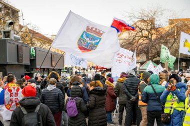 Zrenjanin, Sırbistan - 25 Ocak 2026: Öğrenciler ve vatandaşlar hükümetin yolsuzluk ve rejimini protesto ettiler, trajik bir kazada hayatını kaybeden 16 kişi için adalet talep ettiler: