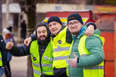 Zrenjanin, Sırbistan - 25 Ocak 2026: Öğrenciler ve vatandaşlar hükümetin yolsuzluk ve rejimini protesto ettiler, trajik bir kazada hayatını kaybeden 16 kişi için adalet talep ettiler: