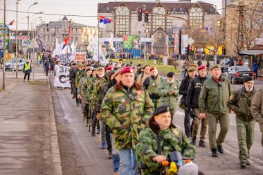 Zrenjanin, Sırbistan - 25 Ocak 2026: Öğrencilerin hükümet yolsuzluğu ve rejimine karşı düzenlediği protestoda bereli bir grup savaş gazisi, trajik bir kazada hayatını kaybeden 16 kişi için adalet talep ediyor
