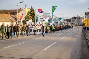 Zrenjanin, Sırbistan - 25 Ocak 2026: Öğrenciler ve vatandaşlar hükümetin yolsuzluk ve rejimini protesto ettiler, trajik bir kazada hayatını kaybeden 16 kişi için adalet talep ettiler: