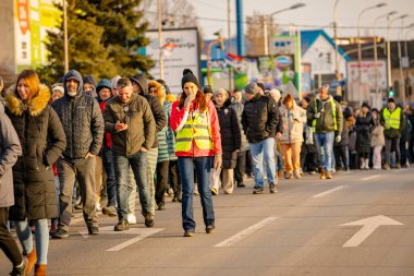 Zrenjanin, Sırbistan - 25 Ocak 2026: Öğrenciler ve vatandaşlar hükümetin yolsuzluk ve rejimini protesto ettiler, trajik bir kazada hayatını kaybeden 16 kişi için adalet talep ettiler: