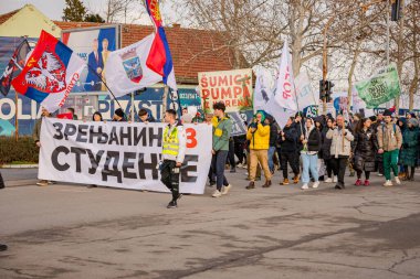 Zrenjanin, Sırbistan - 25 Ocak 2026: Öğrenciler ve vatandaşlar hükümetin yolsuzluk ve rejimini protesto ettiler, trajik bir kazada hayatını kaybeden 16 kişi için adalet talep ettiler: