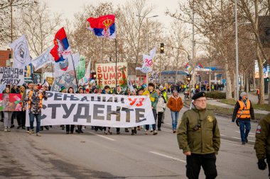 Zrenjanin, Sırbistan - 25 Ocak 2026: Öğrenciler ve vatandaşlar hükümetin yolsuzluk ve rejimini protesto ettiler, trajik bir kazada hayatını kaybeden 16 kişi için adalet talep ettiler: