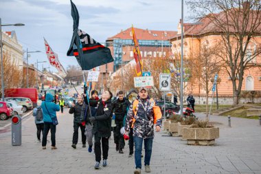 Zrenjanin, Sırbistan - 25 Ocak 2026: Öğrenciler ve vatandaşlar hükümetin yolsuzluk ve rejimini protesto ettiler, trajik bir kazada hayatını kaybeden 16 kişi için adalet talep ettiler: