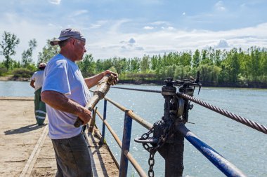 Feribot Tekne üzerinde çalışıyor.