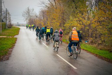 Yağmurlu bir günde bisiklete binen, şehirde bisiklete binen, kalabalık içinde araba kullanan bir grup genç, trafikteki ve kentsel çevredeki bisikletçiler için tehlikelere dikkat çekmeye çalışıyor..