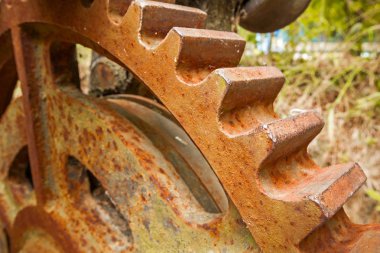 Küçük ve büyük paslı Dişliler.