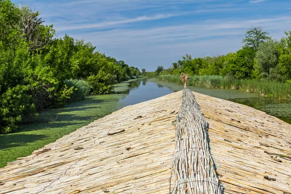 Utsikt över flodlandskap från båten. — Stockfoto