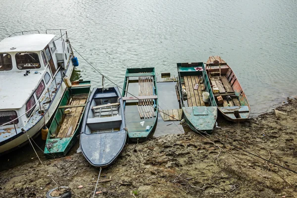 Gestrandetes Fischerboot, an einen Baum gebunden. — Stockfoto