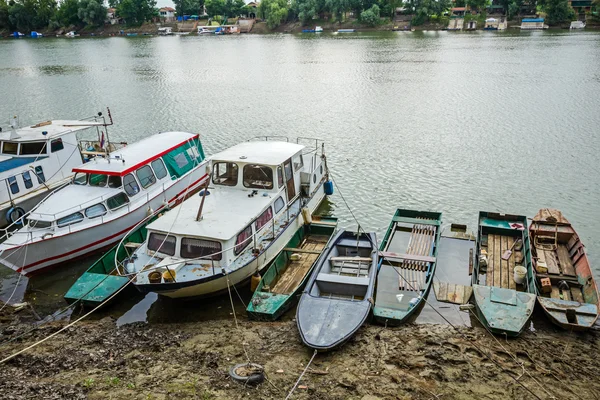 Barco de pescador de praia, amarrado a uma árvore . — Fotografia de Stock