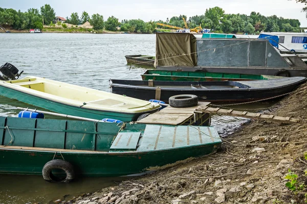 Bateau de pêcheur échoué, attaché à un arbre . — Photo