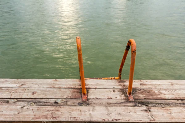 Muito para baixo, para a água com escadas de banho laranja . — Fotografia de Stock