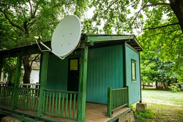 Bungalows de madera en camping están en la sombra de los árboles verdes