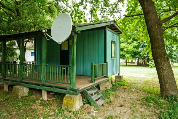 Wooden bungalows on campsite are in shade of green trees. — Stock Photo, Image