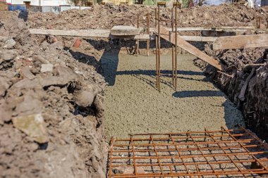 Beton çelik çubukları takviye üzerinde müessesesi yayılıyor.