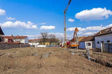 İşçilerin inşaat alanında betonlama üzerinde çalışıyoruz.