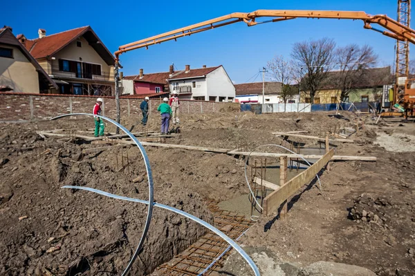 Equipo de trabajadores de la construcción está preparando el sitio para el hormigón . — Foto de Stock