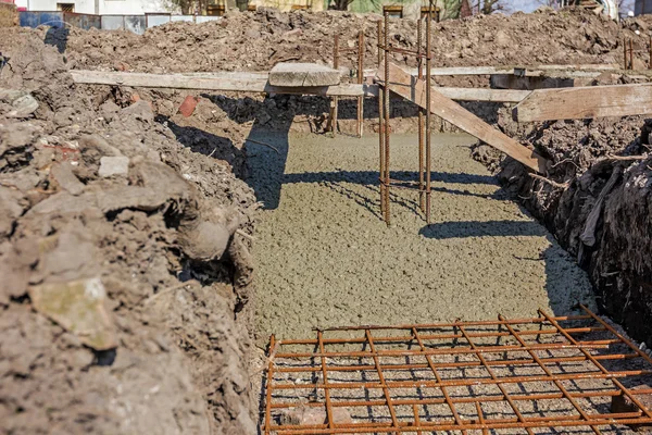 Beton çelik çubukları takviye üzerinde müessesesi yayılıyor.