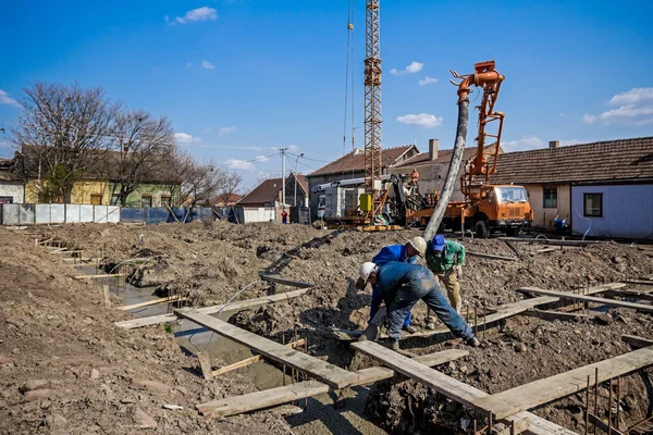 Team of construction workers are working on concreting at constr — Stock Photo, Image