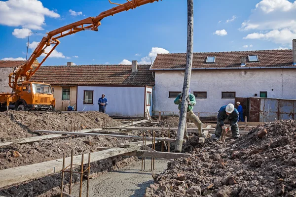 Echipa de lucrători în construcții lucrează la betonarea la constr. — Fotografie, imagine de stoc