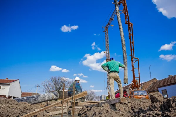 Albañil principal está sentado en su descanso manteniendo un ojo en la constructio — Foto de Stock