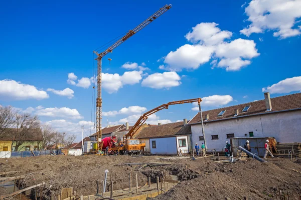 İşçilerin inşaat alanında betonlama üzerinde çalışıyoruz. — Stok fotoğraf