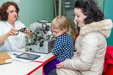 Göz muayenesinde Kliniği özel ekipman ile çocuk altındadır.