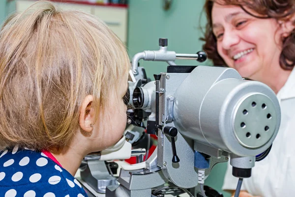 Optometrista com paciente, fazendo exame oftalmológico — Fotografia de Stock