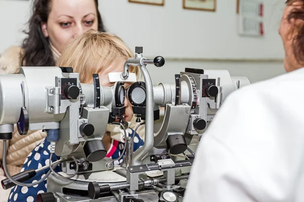 Optometrist με ασθενή, δίνοντας μια οφθαλμολογική εξέταση — Φωτογραφία Αρχείου