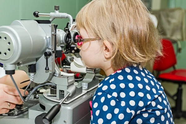 Optiker med patienten, ge en ögonundersökning — Stockfoto