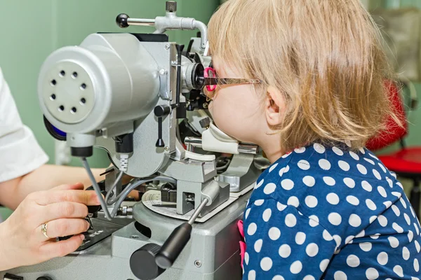 Optometrista com paciente, fazendo exame oftalmológico — Fotografia de Stock