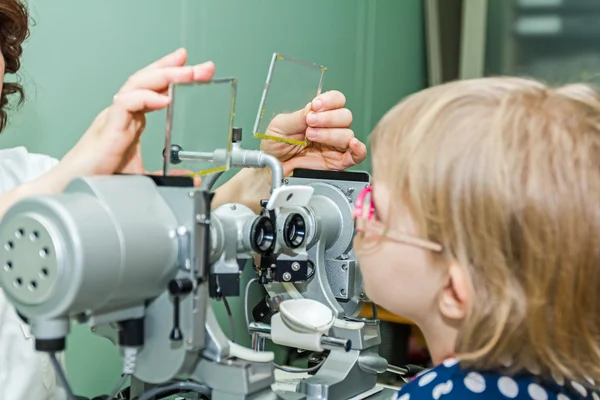 Optometrist με ασθενή, δίνοντας μια οφθαλμολογική εξέταση — Φωτογραφία Αρχείου