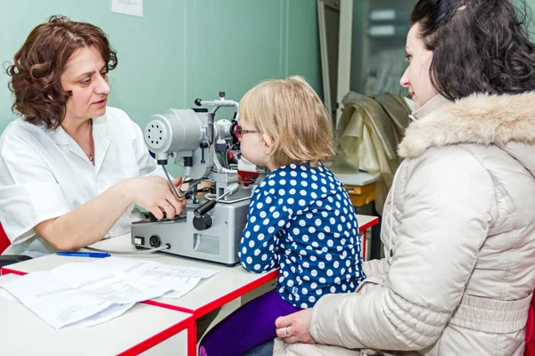 Optometrista com paciente, fazendo exame oftalmológico — Fotografia de Stock