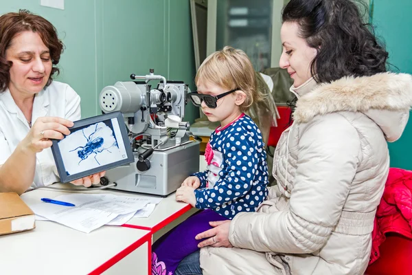 Gyermek a szemvizsgálat klinikán speciális berendezéssel. — Stock Fotó