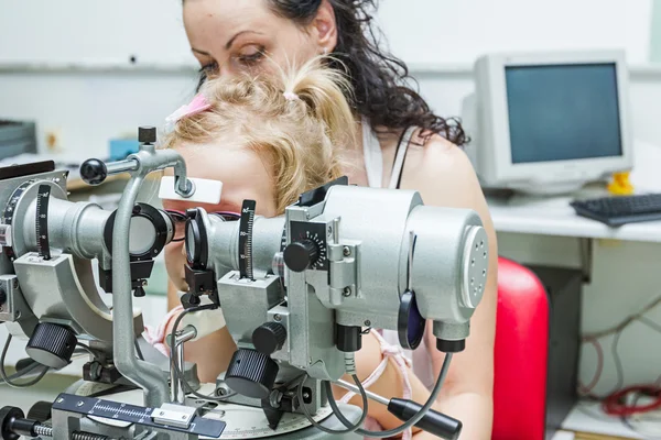 Optometrista con paziente, che effettua una visita oculistica — Foto Stock