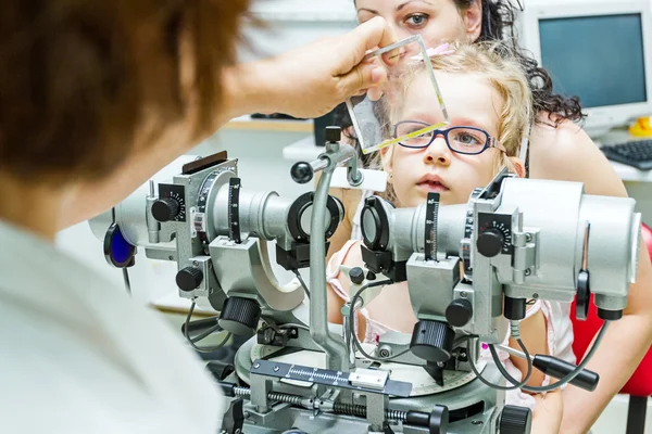 Optometrist με ασθενή, δίνοντας μια οφθαλμολογική εξέταση — Φωτογραφία Αρχείου
